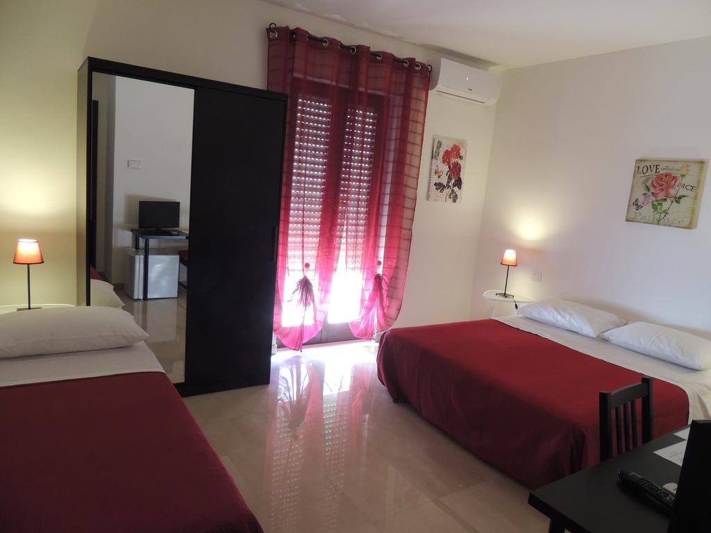 Domus Taranto Unica Sede Hotel Phòng bức ảnh